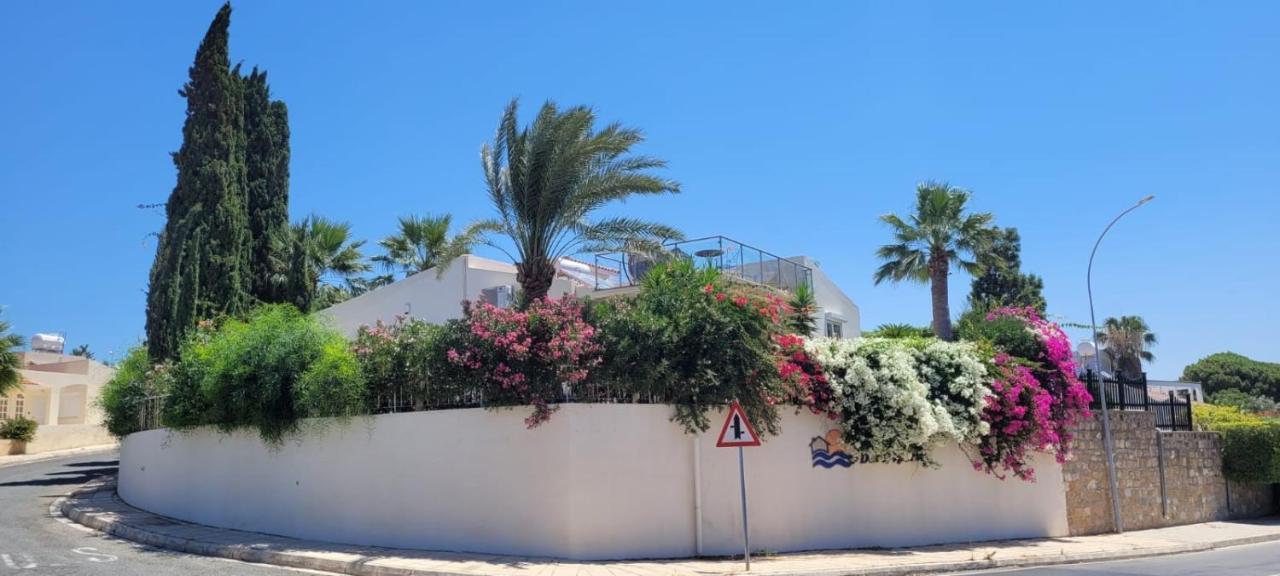 Villa Neyla Four Bedroom Coral Bay Beach Front Exterior foto