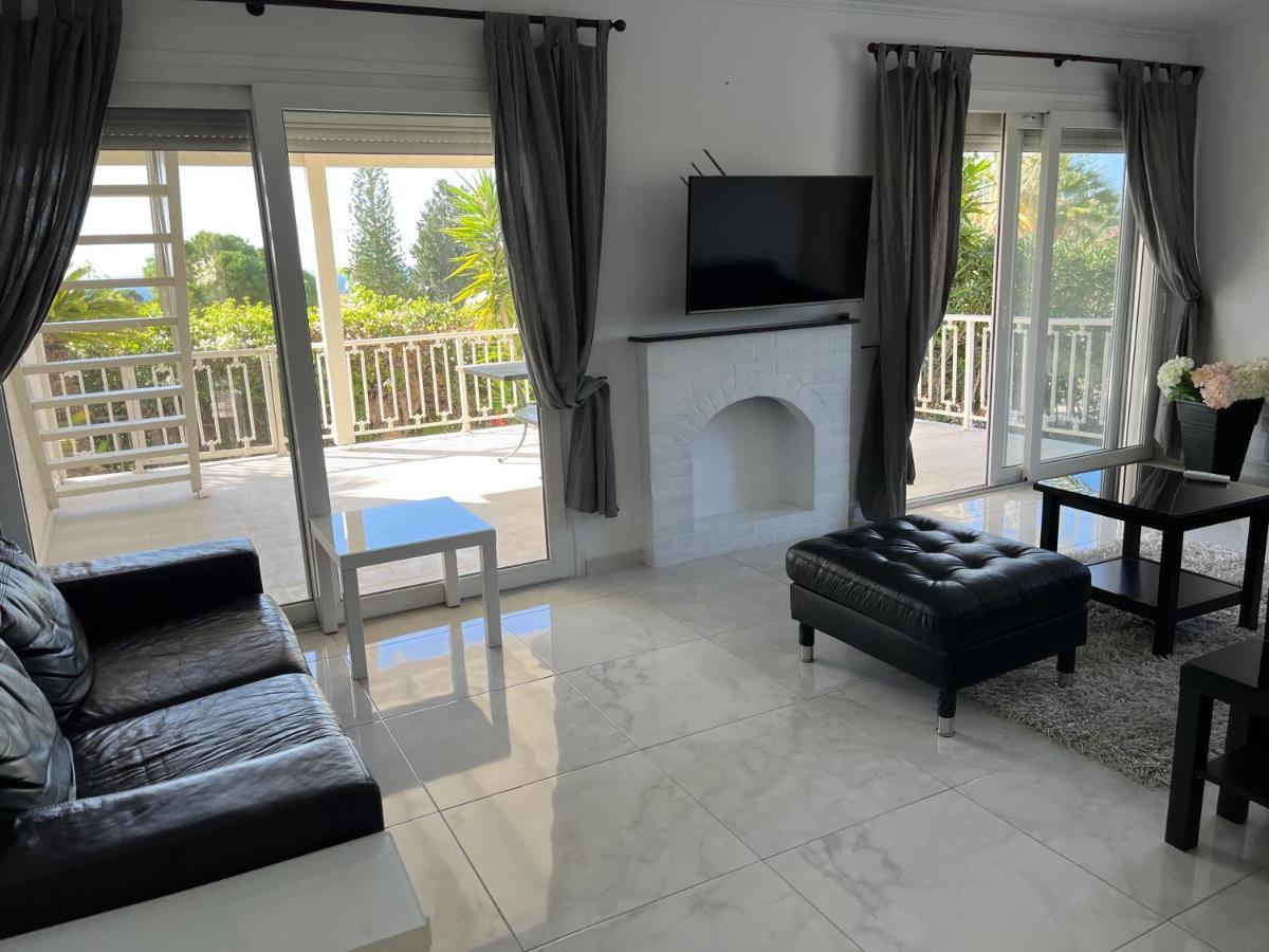 Villa Neyla Four Bedroom Coral Bay Beach Front Exterior foto